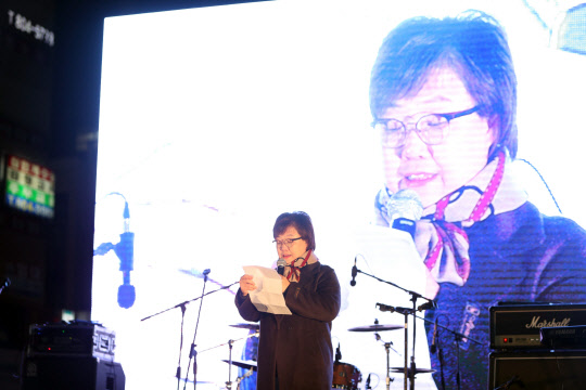 부산 촛불집회 박종철 열사 30주기 추모   14일 부산 부산진구 서면 중앙대로에서 열린 '제11차 시국집회'에서 박종철 열사 30주기를 맞아 박 열사의 누나 은숙씨가 추모 편지를 낭독하고 있다. 2017.1.14